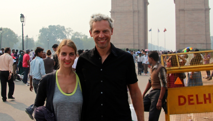 Indien, New Delhi, Susanne und Dirk stehen am India Gate, www.pushandreset.com