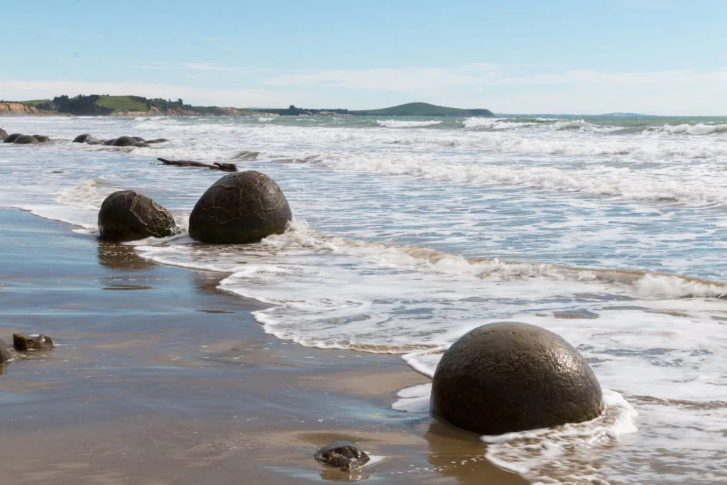 Kreisrunde Felsen am Strand - die Moeraki Boulders