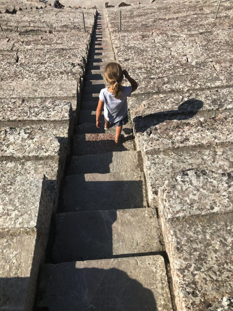 Theather von Epidaurus mit Kindern